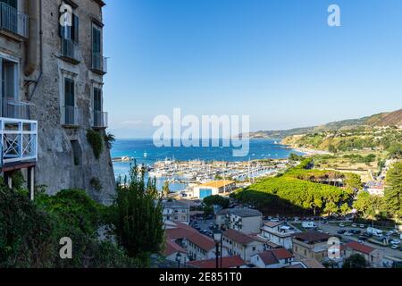 Il porto di Tropea si è visto tra gli antichi edifici del centro storico, Calabria, Italia meridionale Foto Stock