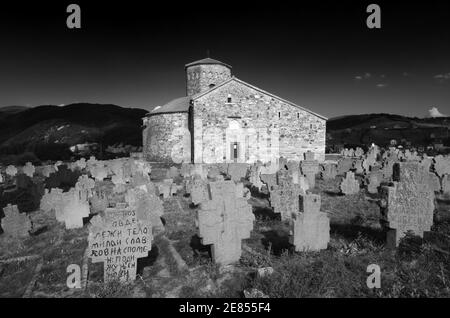 NOVI PAZAR, SERBIA - 26 luglio: Cimitero storico e 9 ° secolo Chiesa ortodossa serba dei Santi Apostoli San Pietro e San Paolo il 26 luglio 2013. UN Foto Stock