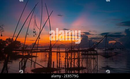 Alba con trappola di pesca in pak pra villaggio Phatthalung Thailandia bella luce alba o cielo tramonto nella natura. Foto Stock