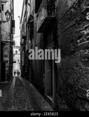 Immagine in bianco e nero di uno stretto vicolo del centro storico di Tropea, Calabria, Italia Foto Stock