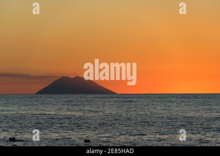 Bellissimo tramonto sul Mar Tirreno e l'isola di Stromboli vista da Tropea, Calabria, Italia Foto Stock