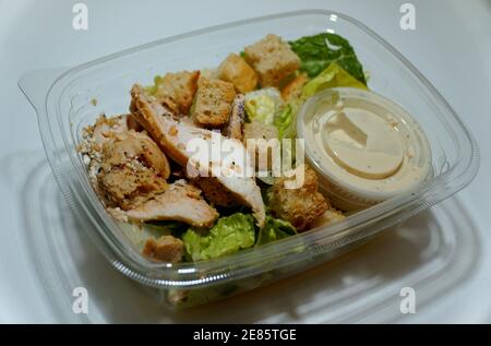 Insalata caesar di pollo alla griglia con crostini all'interno di una plastica trasparente contenitore Foto Stock
