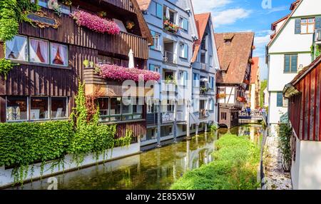 Vecchia strada nella città di Ulm, Germania. Bella vista di belle case nel quartiere storico`s dei pescatori. Questo posto e' un famoso punto di riferimento di Ulm. Panorama di AN Foto Stock