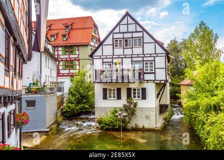 Ulm città, Germania. Belle case a graticcio e canali nello storico quartiere`s dei pescatori. Questo luogo antico è famosa attrazione turistica di Ulm. SC Foto Stock