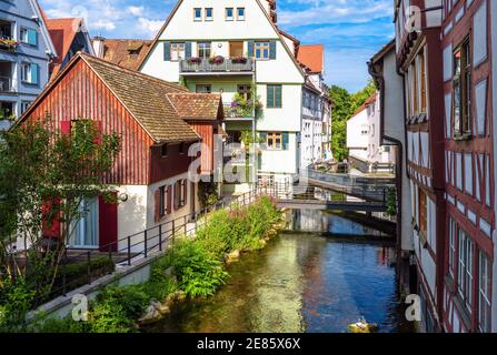 Ulm città, Germania. Bella vista delle belle case antiche e del canale nel quartiere storico Fisherman`s. Questo luogo è famosa attrazione turistica di Ulm. Scen Foto Stock