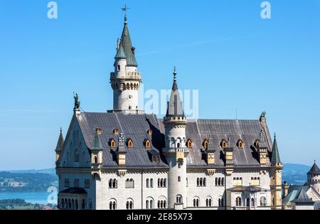 Primo piano del castello di Neuschwanstein, Germania. Bella vista del castello fiabesco nelle vicinanze di Monaco su sfondo blu cielo. Questo bellissimo palazzo del re Ludwig Foto Stock