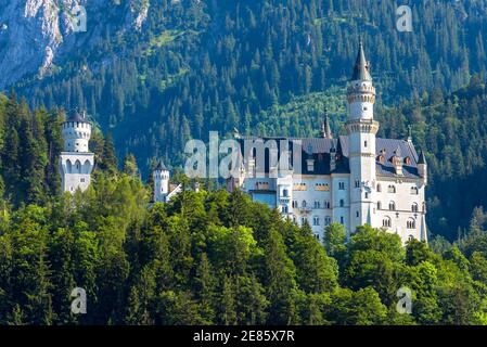 Paesaggio con il Castello di Neuschwanstein, Germania, Europa. Vista panoramica del castello fiabesco nelle vicinanze di Monaco, famosa attrazione turistica delle Alpi bavaresi. Foto Stock