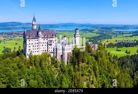 Castello di Neuschwanstein, Germania, Europa. Splendida vista del castello fiabesco nelle vicinanze di Monaco, famosa attrazione turistica delle Alpi bavaresi. Terra tedesca Foto Stock