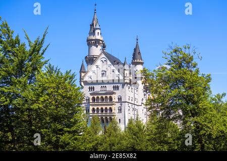 Castello di Neuschwanstein, Germania, Europa. Vista panoramica del castello fiabesco nelle vicinanze di Monaco, famosa attrazione turistica delle Alpi bavaresi. Scenario di Ger Foto Stock