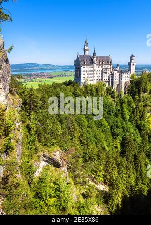 Castello di Neuschwanstein, Germania, Europa. Vista panoramica verticale del castello fiabesco nelle vicinanze di Monaco, famosa attrazione turistica delle Alpi bavaresi. Bello Foto Stock