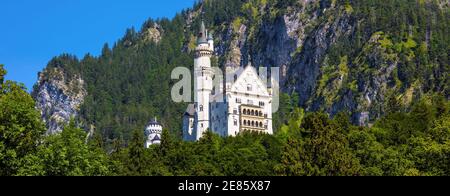 Paesaggio con il Castello di Neuschwanstein, Germania, Europa. Vista panoramica del castello fiabesco nelle vicinanze di Monaco, famosa attrazione turistica di Bavarian al Foto Stock