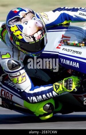 Il pilota italiano della Yamaha MotoGP Valentino Rossi prende una curva  indossando un nuovo casco raffigurante un asino, durante la seconda  sessione di allenamento del Gran Premio d'Italia sul circuito di Misano