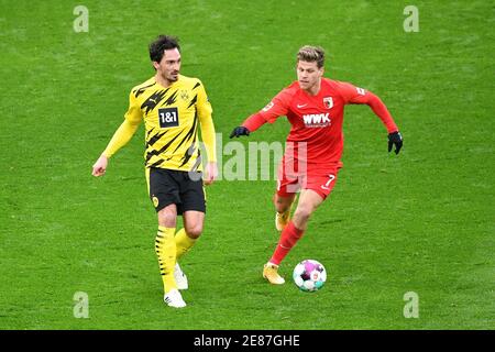 Dortmund, Germania. 30 gennaio 2021. Mats Hummels (L) di Dortmund vies con Florian Niederlechner di Augusta durante una partita di calcio della Bundesliga tedesca tra Borussia Dortmund e FC Augsburg a Dortmund, Germania, 30 gennaio 2021. Credit: Ulrich Hufnagel/Pool/handout via Xinhua/Alamy Live News Foto Stock