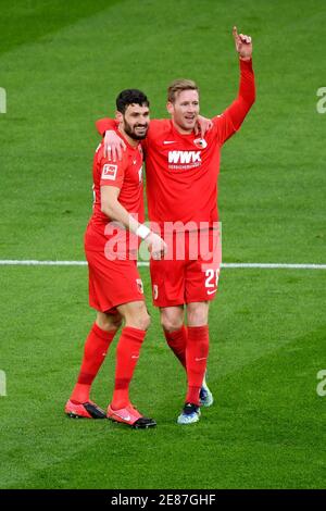 Dortmund, Germania. 30 gennaio 2021. Andre Hahn (R) di Augusta festeggia con il suo compagno di squadra Daniel Caligiuri durante una partita di calcio tedesca della Bundesliga tra Borussia Dortmund e FC Augsburg a Dortmund, Germania, 30 gennaio 2021. Credit: Ulrich Hufnagel/Pool/handout via Xinhua/Alamy Live News Foto Stock