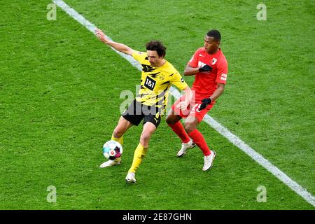 Dortmund, Germania. 30 gennaio 2021. Thomas Delaney (L) di Dortmund vies con Carlos Gruezo di Augusta durante una partita di calcio della Bundesliga tedesca tra Borussia Dortmund e FC Augsburg a Dortmund, Germania, 30 gennaio 2021. Credit: Ulrich Hufnagel/Pool/handout via Xinhua/Alamy Live News Foto Stock