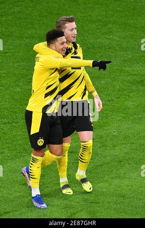 Dortmund, Germania. 30 gennaio 2021. Jadon Sancho (L) di Dortmund celebra il punteggio con il suo compagno di squadra Marco Reus durante una partita di calcio tedesca della Bundesliga tra Borussia Dortmund e FC Augsburg a Dortmund, Germania, 30 gennaio 2021. Credit: Ulrich Hufnagel/Pool/handout via Xinhua/Alamy Live News Foto Stock