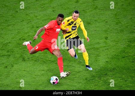 Dortmund, Germania. 30 gennaio 2021. Nico Schulz (R) di Dortmund vies con Reece Oxford di Augusta durante una partita di calcio della Bundesliga tedesca tra Borussia Dortmund e FC Augsburg a Dortmund, Germania, 30 gennaio 2021. Credit: Ulrich Hufnagel/Pool/handout via Xinhua/Alamy Live News Foto Stock