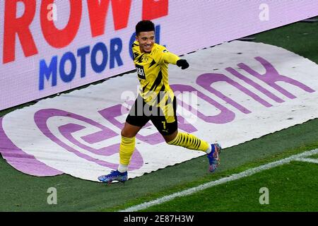 Dortmund, Germania. 30 gennaio 2021. Jadon Sancho di Dortmund festeggia durante una partita di calcio della Bundesliga tedesca tra Borussia Dortmund e FC Augsburg a Dortmund, Germania, 30 gennaio 2021. Credit: Ulrich Hufnagel/Pool/handout via Xinhua/Alamy Live News Foto Stock