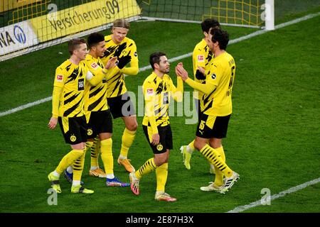 Dortmund, Germania. 30 gennaio 2021. I giocatori di Dortmund festeggiano durante una partita di calcio della Bundesliga tedesca tra Borussia Dortmund e FC Augsburg a Dortmund, Germania, 30 gennaio 2021. Credit: Ulrich Hufnagel/Pool/handout via Xinhua/Alamy Live News Foto Stock