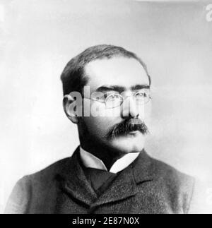 1890 ca , GRAN BRETAGNA : lo scrittore inglese Rudyard KIPLING ( 1865 - 1936 ). Foto di Francis Henry Hart , Londra . - Letterato - SCRITTORE - LETTERATURA - LETTERATURA - baffi - baffi - lenti - occhiali - vetri - cravatta - cravatta - colletto - colletto --- ARCHIVIO GBB Foto Stock