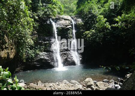 Indonesia Bali - Air Terjun Juwuk Manis - Cascate doppie Foto Stock