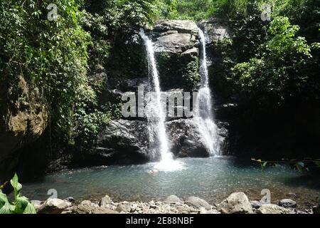 Indonesia Bali - Air Terjun Juwuk Manis - Cascate doppie Foto Stock