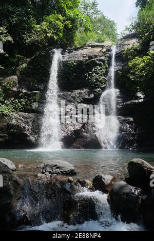 Indonesia Bali - Air Terjun Juwuk Manis - Cascate doppie verticale Foto Stock