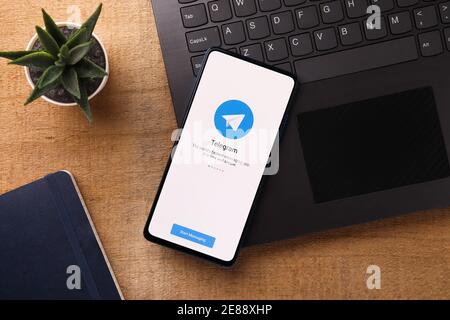 Assam, india - 27 agosto 2020 : il logo del telegramma sull'immagine di scorta dello schermo del telefono. Foto Stock