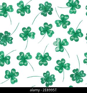 Disegno a mano senza cuciture acquerello con elementi giorno St Patricks, trifoglio di fortuna verde shamrock pianta naturale su sfondo bianco isolato. Festa irlandese Irlanda, festa di design Foto Stock