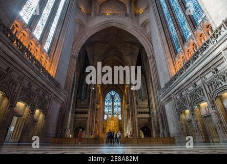 Grande, ornato gotico revival interno della cattedrale anglicana di Liverpool, Merseyside. Foto Stock