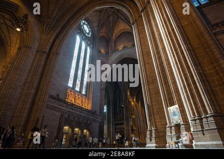 Grande, ornato gotico revival interno della cattedrale anglicana di Liverpool, Merseyside. Foto Stock