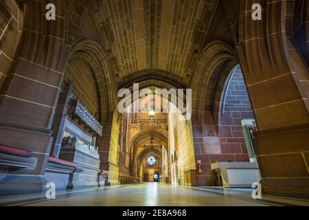 Passaggio vicino all'High Alter della cattedrale anglicana di Liverpool, Merseyside. Foto Stock