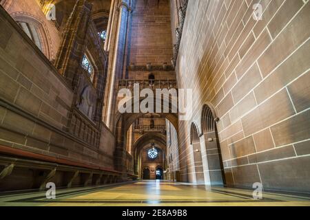 Passaggio vicino all'High Alter della cattedrale anglicana di Liverpool, Merseyside. Foto Stock