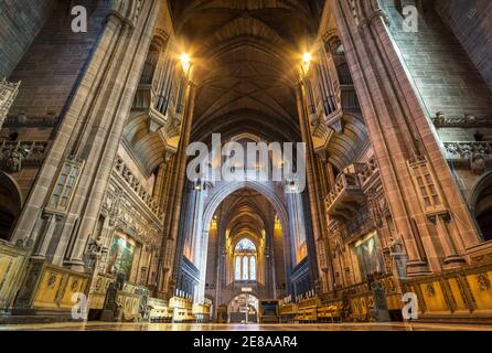 Grande, ornato gotico revival interno della cattedrale anglicana di Liverpool, Merseyside. Foto Stock