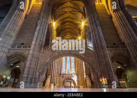 Grande, ornato gotico revival interno della cattedrale anglicana di Liverpool, Merseyside. Foto Stock