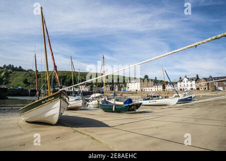 Barche e barche sulla sabbia nel porto di Stonehaven, Aberdeenshire, Scozia, in una giornata di sole con bassa marea Foto Stock
