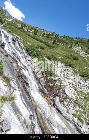 Cascata sulla strada di trekking fino a Olpererhutt in Zilltertal Alpi in Austria Foto Stock