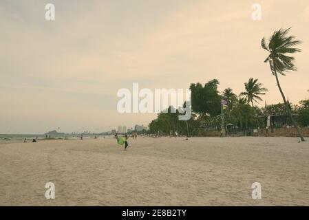 HUA HIN, Tailandia - 25 febbraio 2017- vista panoramica sulla spiaggia vicino a Centara Grand Beach Resort con persone parasailing in Hua Hin Tailandia Foto Stock