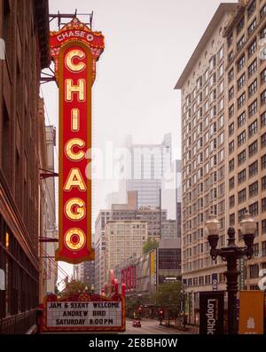 L'insegna verticale di Chicago sull'iconico Chicago Theatre su state Street a Chicago, Illinois. Foto Stock