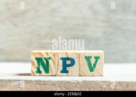 Blocco di lettere dell'alfabeto nella parola NPV (Abbreviazione del valore attuale netto) su sfondo di legno Foto Stock