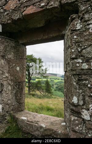 Ammira la finestra di un cottage abbandonato in rovina contadina sulla Old Military Road che conduce a Cairn o' Mount, vicino a Auchenblae, Aberdeenshire Foto Stock