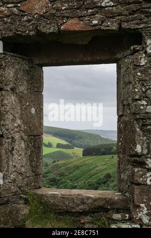 Ammira la finestra di un cottage abbandonato in rovina contadina sulla Old Military Road che conduce a Cairn o' Mount, vicino a Auchenblae, Aberdeenshire Foto Stock