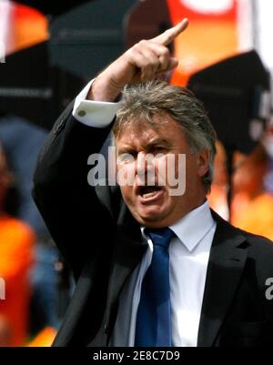 L'allenatore olandese australiano Guus Hiddink reagisce durante la partita di calcio internazionale amichevole contro i Paesi Bassi a Rotterdam, Paesi Bassi, in questa foto del file del 4 giugno 2006. Le maniere più snelle, la volontà di adattarsi ai dintorni locali e l'amore per l'avventuroso, attaccando il calcio, rendono gli allenatori olandesi preferiti in tutto il mondo. Il torneo di qualificazione per la Coppa del mondo del prossimo anno ha visto cinque allenatori olandesi in azione. Hiddink ha portato la Russia ai playoff europei per un posto in Sud Africa. Almeno altri cinque allenatori olandesi sono club di formazione all'estero. Per abbinare funzione CALCIO-MONDO/