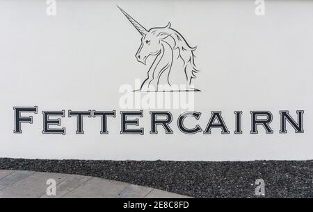 Cartello con il nome della società fuori dalla distilleria Fettercairn, Aberdeenshire, Scozia Foto Stock