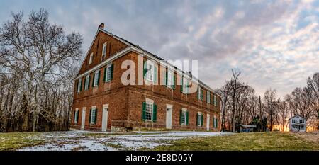 Mt. Pleasant, Ohio/USA-8 marzo 2019: Panorama della storica Quaker Meeting House, costruita nel 1814, contro un cielo di tramonto. I Quakers fecero il Monte Pleasan Foto Stock