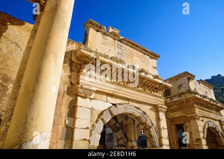 Biblioteca di Celso, un antico edificio romano nel sito archeologico di Efeso, Turchia Foto Stock