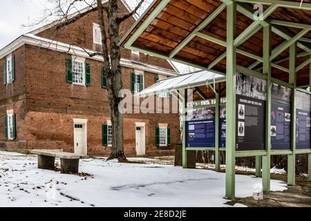 Mt. Pleasant, Ohio/USA-7 marzo 2019: La Quaker Meeting House a tre piani, un monumento storico nazionale, è stata costruita nel 1814. Il Monte Pleasant Histor Foto Stock