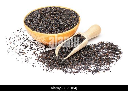 Quinoa cruda nera in ciotola arancione e paletta di legno isolata su fondo bianco. Foto Stock