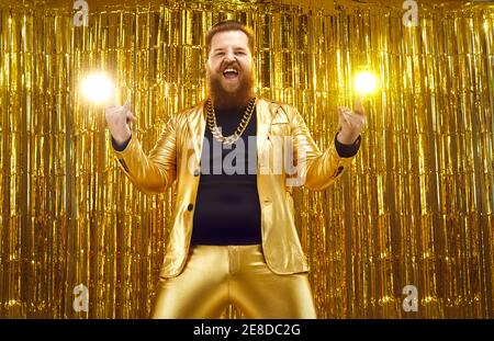 Divertente pazzo uomo chubby bearded in abito dorato lucido che ha divertimento in discoteca club party Foto Stock