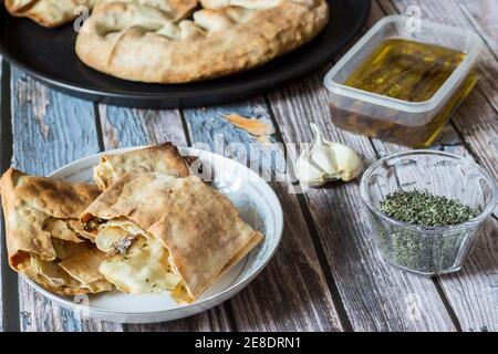 Pizza Puff con Anchovie. Piatto tradizionale contadino. Foto Stock